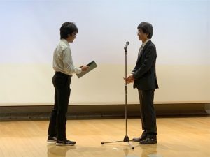 授賞式の様子、左が吉橋君（写真提供：理化学研究所　橋本陽氏）