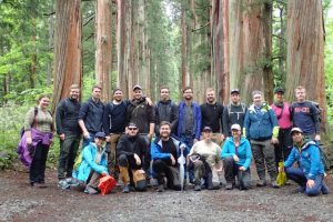 戸隠神社奥社にて。立派な杉並木は彼らにもインパクト大でした
