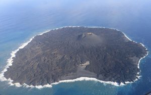 西之島（出典：海上保安庁ホームページ（https://www1.kaiho.mlit.go.jp/GIJUTSUKOKUSAI/kaiikiDB/2019nishinoshima/20190131photo/photo1_20190131m.jpg）を加工して作成）