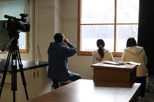 エサ台に集まるリスや野鳥を建物内から観察