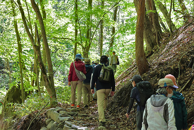 自然観察会で通るルートを確認しながら、樹木や菌類を観察