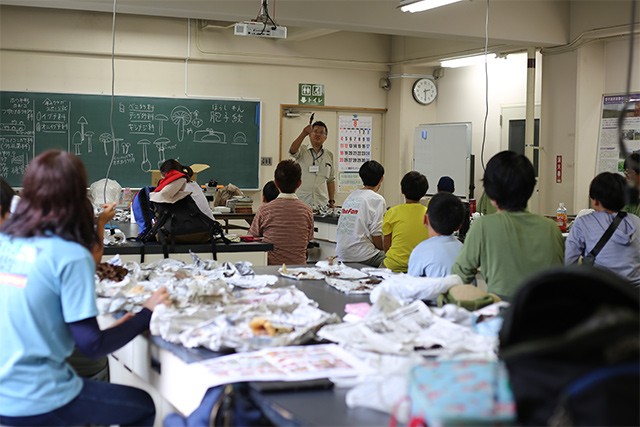 午後は実習室で採集物の整理