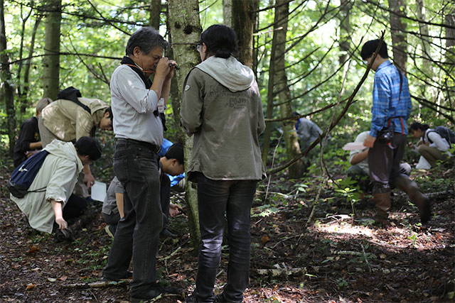 学生たちは真剣そのもの（中央左　中山剛准教授）