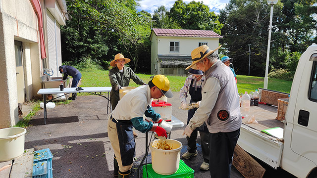 経験者も初めての方も楽しそうに作業