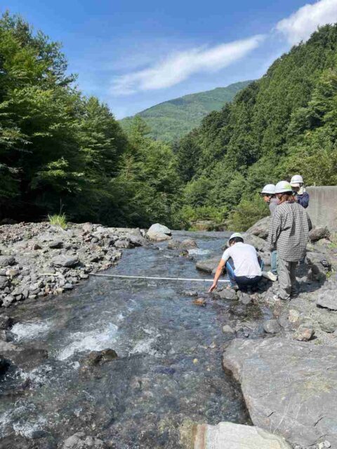 (穴沢地区) 川幅を測る。