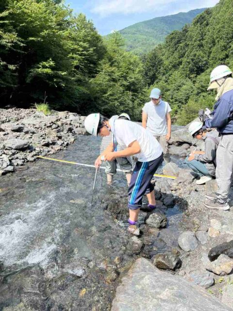 EC計で電気伝導率を測る。