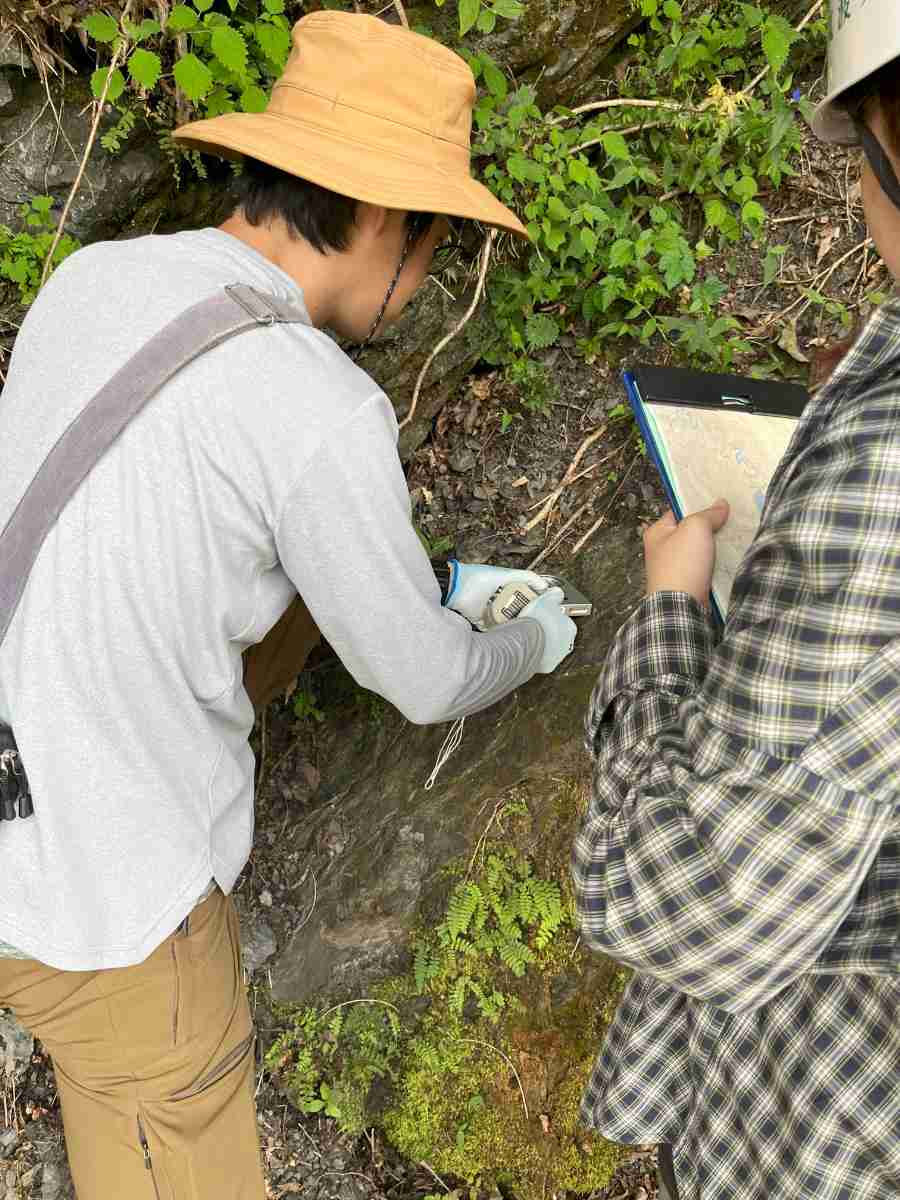 地層の走行・傾斜を観測する。