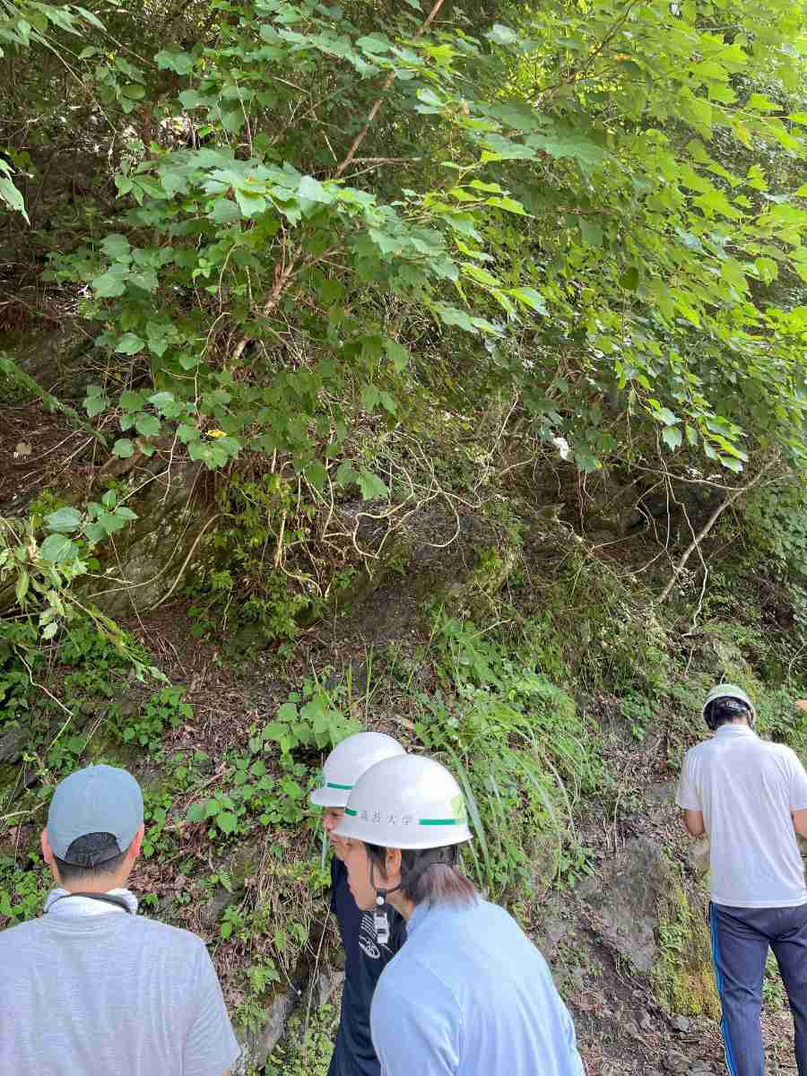 地質を観察する。