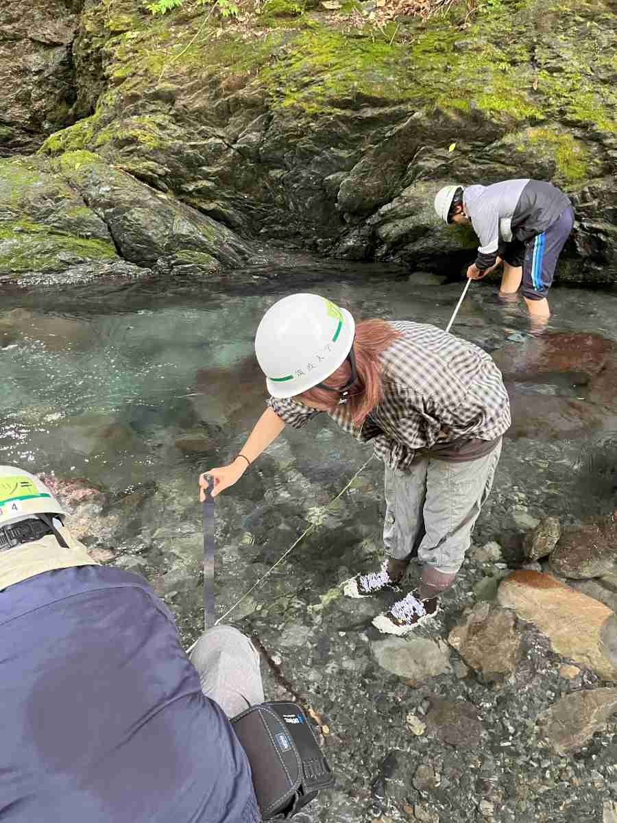 (大島沢地区)川幅・水深を測る。