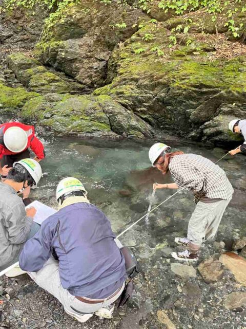 (大島沢地区)川幅・水深を測る。