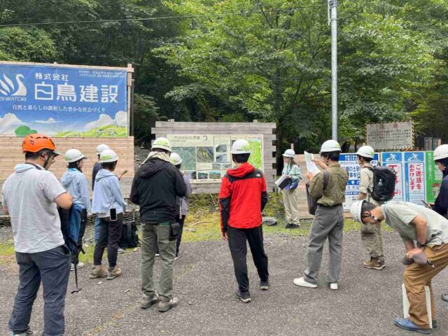 国土交通省・静岡河川事務所の方により、大谷崩れ(大規模崩壊地)流域内の土砂移動状況を詳細に説明される。