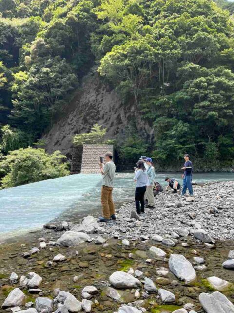 安倍川流域の大河内砂防堰堤から土砂移動状況を見学。