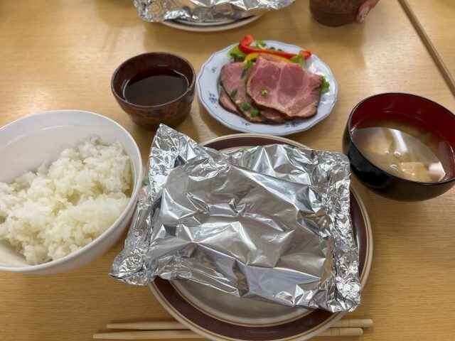 この日の夕食メニューは魚と野菜のホイル焼きとローストビーフのサラダ、お味噌汁、米飯。