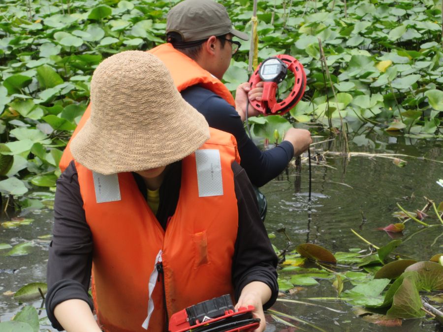 ②溶存酸素量の計測と採水を行います。採取した水は場所によって、水質がかなり異なります。