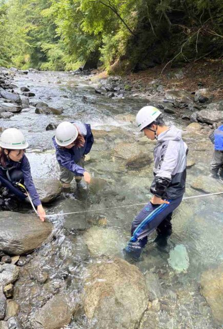 水深を測る。