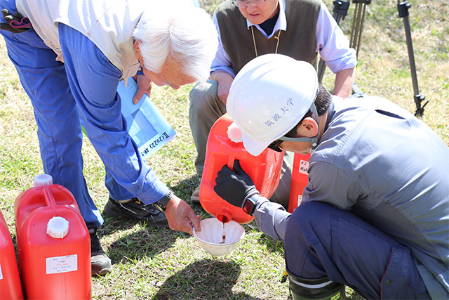 自作の柿渋の出来栄えを確認
