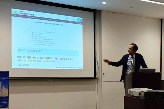 趣旨説明を行う津田吉晃