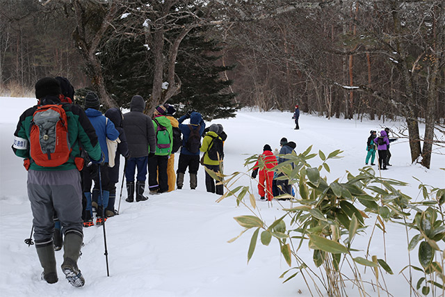 グループに分かれて出発