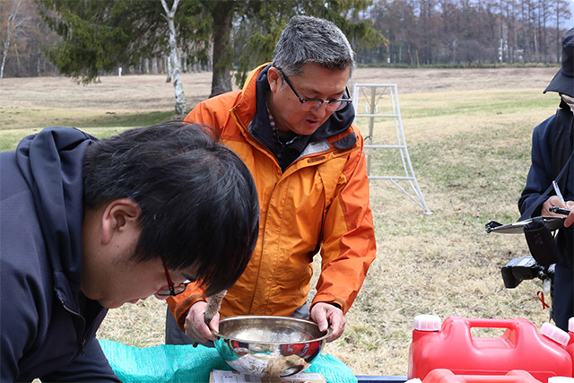 取材を受ける出川洋介准教授