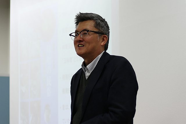 質問に答える出川准教授