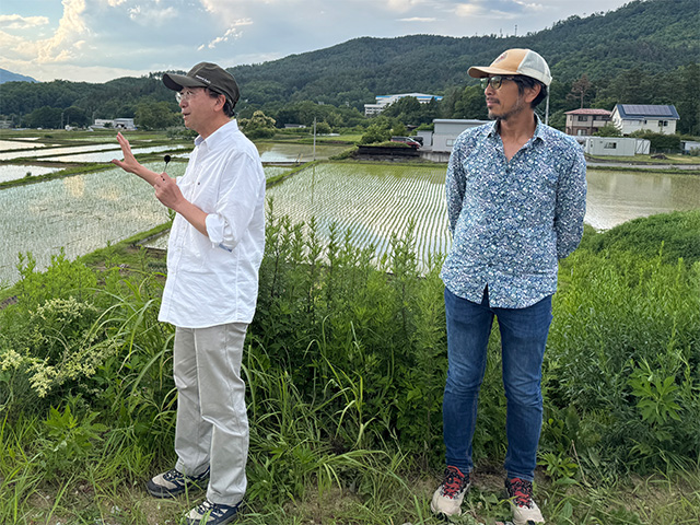 丑丸教授(左)による解説(右は津田准教授)